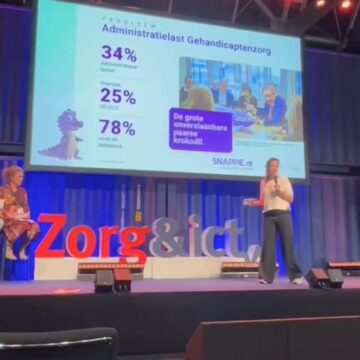 Bianca Steeghs op het podium van de Zorg & ICT beurs. Hier gaf zij een presentatie over Snappie.